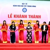 Phó Chủ tịch nước Nguyễn Thị Doan và các đại biểu cắt băng khánh thành khu điều trị. (Ảnh: Dương Ngọc/TTXVN)
