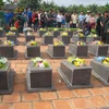 Lễ an táng 30 hài cốt liệt sỹ Quân tình nguyện Việt Nam hy sinh tại Campuchia về Nghĩa trang liệt sỹ huyện Đức Cơ, Quảng Trị. (Ảnh: Văn Thông/TTXVN)