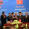 Bộ trưởng Bộ Công Thương Nguyễn Huy Hoàng và người đồng cấp Lào Khemmani Pholsena ký kết Hiệp định thương mại biên giới Việt-Lào. (Ảnh: Tá Chuyên/TTXVN)