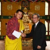 Đại sứ Tôn Sinh Thành và Quốc vương Bhutan Jigme Khesar Namgyel Wangchuck tại lễ trình quốc thư ở thủ đô Thimphu. (Ảnh: Minh Lý/Vietnam+)