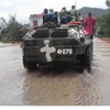 Lực lượng lính thủy đánh bộ Lữ đoàn 147 mang theo xe lội nước để giải cứu người dân bị mắc kẹt trong khu vực ngập úng ở Uông Bí, Quảng Ninh. (Nguồn: Nguyễn Hoàng/Vietnam+)