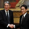 Ngoại trưởng Anh Philip Hammond và người đồng cấp Nhật Bản Fumio Kishida. (Nguồn: mofa.go.jp)