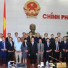 Phó Thủ tướng Vũ Văn Ninh chụp ảnh lưu niệm với các doanh nhân. (Ảnh: Doãn Tấn/TTXVN)