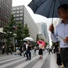 Người dân Nhật Bản trên đường phố ở Tokyo ngày 17/8. (Nguồn: AFP/TTXVN)