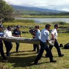 Chuyển mảnh vỡ nghi của máy bay MH370 tìm thấy trên đảo Reunion, Pháp ngày 29/7. (Nguồn: AFP/TTXVN)