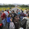 Người dân Colombia tại khu vực cửa khẩu với Venezuela ở Cucuta ngày 20/8. (Nguồn: AFP/TTXVN)