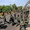 Binh sỹ Venezuela đóng cửa khẩu ở Boca de Grita, bang Tachira ngày 21/8. (Nguồn: AFP/TTXVN)