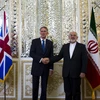 Ngoại trưởng Iran Mohammad Javad Zarif (phải) và Ngoại trưởng Anh Philip Hammond tại cuộc họp báo sau hội đàm tại Iran. (Nguồn: AFP/TTXVN)