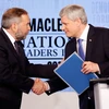 Lãnh đạo Đảng Bảo thủ cầm quyền, Thủ tướng Stephen Harper (phải) và lãnh đạo Đảng Dân chủ mới (NDP) Thomas Mulcair sau khi kết thúc buổi tranh luận ngày 7/8. (Nguồn: AFP/TTXVN)