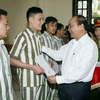 Phó Thủ tướng Nguyễn Xuân Phúc trao Quyết định đặc xá của Chủ tịch nước cho người được đặc xá. (Ảnh: Phạm Kiên/TTXVN)