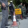 Cảnh sát Thái Lan gác bên ngoài khu chung cư nơi nghi can vụ đánh bom đền Erawan bị bắt giữ. (Nguồn: AFP/TTXVN)