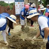 Các tình nguyện viên Hàn Quốc tham gia xây dựng nhà giúp các hộ nghèo tại xã Phúc Thuận, thị xã Phổ Yên, tỉnh Thái Nguyên. (Ảnh: Hoàng Nguyên/TTXVN)
