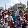 Người di cư đi bộ tới Áo từ nhà ga Keleti ở Budapest, Hungary ngày 4/9. (Nguồn: THX/TTXVN)