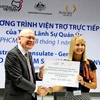 Tổng lãnh sự Australia tại TP. Hồ Chí Minh, ông John Mc Anulty trao bảng tài trợ DAP cho đại diện Tổ chức Thắp sáng hy vọng trẻ thơ tại Quảng Nam. (Ảnh: Thế Anh/TTXVN)