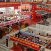 Khách tham quan mua bán tại hội chợ thương mại quốc tế Việt-Trung năm 2011. (Ảnh: Trần Việt/TTXVN)