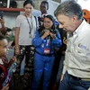 Tổng thống Colombia Juan Manuel Santos (phải) thăm những công dân Colombia bị trục xuất khỏi Venezuela tại Cucuta ngày 26/8. (Nguồn: THX/TTXVN)