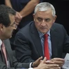 Cựu Tổng thống Otto Perez Molina (phải) tại tòa án ở thủ đô Guatemala City ngày 3/9. (Nguồn: THX/TTXVN)