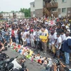 Người dân Mỹ tưởng niệm 1 năm thanh niên da màu Michael Brown bị cảnh sát bắn chết tại Ferguson, Missouri ngày 9/8. (Nguồn: AFP/TTXVN)