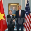 Chủ tịch Quốc hội Nguyễn Sinh Hùng ​gặp thân mật Ngoại trưởng Hoa Kỳ John Kerry. (Nguồn: TTXVN)