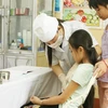 Mô hình y tế trường học góp phần tích cực trong việc chăm sóc sức khỏe ban đầu cho các học sinh tham gia BHYT. (Ảnh: Dương Ngọc/TTXVN)