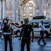 Cảnh sát Thổ Nhĩ Kỳ điều tra tại hiện trường vụ tấn công Cung Dolmabahce ngày 19/8. (Nguồn: AFP/TTXVN)