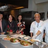 Đại sứ Việt Nam tại Nam Phi Lê Huy Hoàng và hai đầu bếp Việt tại Tuần lễ ẩm thực Việt Nam ở Nam Phi. (Nguồn: Vietnam+)