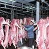 Ngành chế biến thịt gia súc, gia cầm Việt Nam cần tăng sức cạnh tranh nếu không muốn bị mất thị phần. (Ảnh: Đình Huệ/TTXVN)