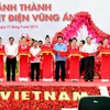 Thủ tướng Nguyễn Tấn Dũng và các đại biểu cắt băng khánh thành nhà máy. (Ảnh: Đức Tám/TTXVN)