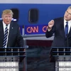 Ứng cử viên Donald Trump (trái) và Jeb Bush của đảng Cộng hòa tại cuộc tranh luận. (Nguồn: Reuters/TTXVN)
