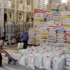 Bốc xếp gạo xuất khẩu tại Xí nghiệp chế biến lương thực cao cấp Tân Túc, Thành phố Hồ Chí Minh. (Nguồn: TTXVN)
