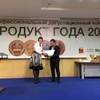 Ban Tổ chức trao giải Vàng cho đại diện tập đoàn TH True Milk. (Ảnh: Quế Anh/Vietnam+)