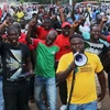  Biểu tình phản đối hành động giam giữ Tổng thống lâm thời Michel Kafando và Thủ tướng Isaac Zida. (Nguồn: Reuters/TTXVN