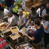  Người dân Mỹ mua bán hàng hóa tại Egg Harbor, New Jersey ngày 28/8. (Nguồn: AFP/TTXVN)