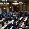 Các nghị sỹ tại phiên bỏ phiếu về dự luật an ninh tại Ủy ban đặc biệt của Thượng viện ở Tokyo ngày 17/9. (Nguồn: Reuter/TTXVN)