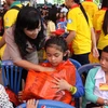 Tặng quà cho trẻ em có hoàn cảnh khó khăn tại Thành phố Hồ Chí Minh. (Ảnh: Phương Vy/TTXVN)