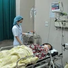 Một trong số các bệnh nhân ngộ độc thực phẩm đang được điều trị tích cực tại Bệnh viên Đa khoa tỉnh Ninh Bình. (Ảnh: Ninh Đức Phương/TTXVN)