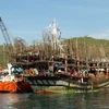 Lai dắt tàu cá QNa 90956-TS cập cảng Nha Trang. (Ảnh: Nguyên Lý/TTXVN)