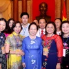 Phó Chủ tịch nước Nguyễn Thị Doan với các nhà công thương tiêu biểu. (Ảnh: Thống Nhất/TTXVN)