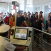 Kiểm tra thân nhiệt hành khách qua Cửa khẩu quốc tế Mộc Bài, Tây Ninh. (Ảnh: Nguyễn Thanh Tân/TTXVN)