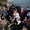 Người di cư tới bờ biển đảo Lesbos sau khi vượt biển Aegean từ Thổ Nhĩ Kỳ ngày 3/9. (Nguồn: AFP/TTXVN)