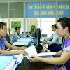 Tư vấn cho người nộp thuế tại bộ phận một cửa cục thuế Thái Nguyên. (Ảnh: Hoàng Hùng/TTXVN)