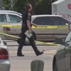 Cảnh sát Mỹ điều tra tại hiện trường khu nhà ở sinh viên tại Đại học Texas Southern sau vụ nổ súng. (Nguồn: KTRK)