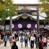 Khách thập phương đến viếng đền Yasukuni trong ngày đầu tiên của lễ hội mùa Thu, ngày 17/10. (Nguồn: AFP/TTXVN)