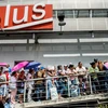 Thiếu hụt hàng hóa khiến người dân Venezuela phải xếp hàng chờ mua đồ bên ngoài một siêu thị ở Caracas ngày 20/1.(Nguồn: AFP/TTXVN)