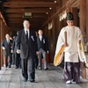 Cựu Bộ trưởng Quốc phòng Seishiro Eto (trái, hàng đầu) cùng các nhà lập pháp viếng đền Yasukuni ngày 15/8. (Nguồn: AFP/TTXVN)