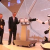 Thủ tướng Singapore Lý Hiển Long khai trương tòa nhà Fusionopolis 2 cùng robot (Ảnh: Việt Hải-Lê Hải/Vietnam+)