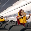 Hướng dẫn viên VietJet Air hướng dẫn hành khách sử dụng các thiết bị an toàn trên chuyến bay. (Ảnh: Huy Hùng/TTXVN)