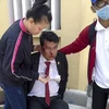 Một trong hai nghị sĩ của CNRP được điều trị sau khi bị đánh. (Nguồn: Phnompenh Post)