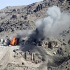 Khói bốc lên từ một kho vũ khí sau các vụ oanh kích của liên quân Arab xuống vùng núi Nuqom, Yemen ngày 15/10. (Nguồn: Reuters/TTXVN)