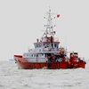 Tàu SAR 413 đưa thi thể thuyền viên gặp nạn trong vụ chìm tàu Hoàng Phúc 18 vào bờ. (Ảnh: Đoàn Mạnh Dương/TTXVN)